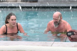 Mit Haube ins Eiswasser: Naturpools werden zum Winterhit