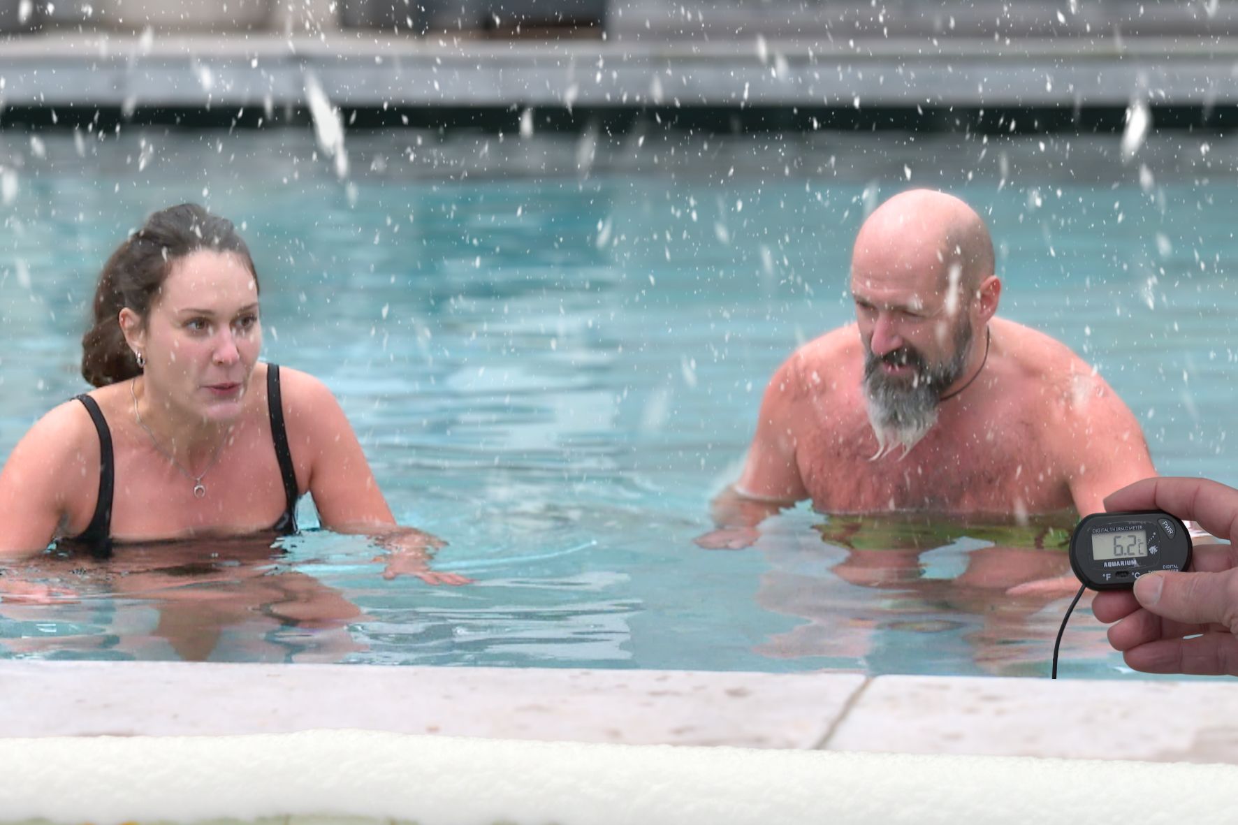 Mit Haube ins Eiswasser: Naturpools werden zum Winterhit