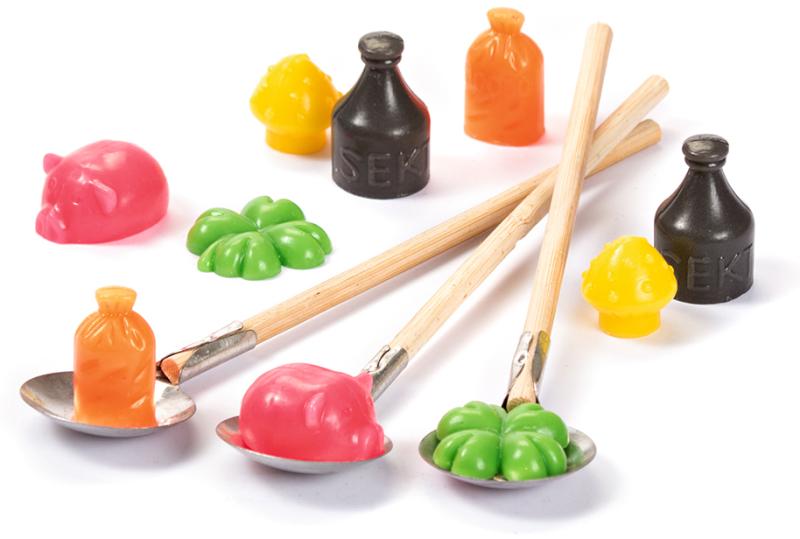 Finde heraus, was das neue Jahr für dich bereithält - beim Wachsgießen! © Libro/Pagro