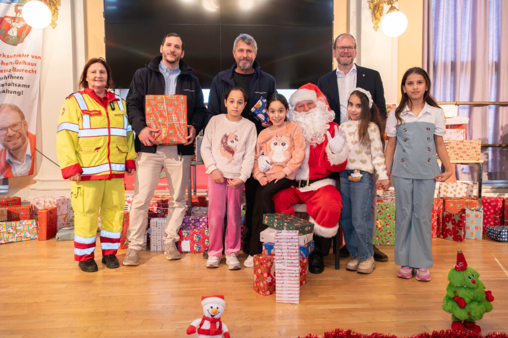 Neben Kindern und Nikolaus (v.l.): Agnes Kobelhirt, Benjamin Klemen und Georg Jelenko (Leitung der Sozialmärkte) sowie BV Baurecht (Bild: Samariterbund/Pall).