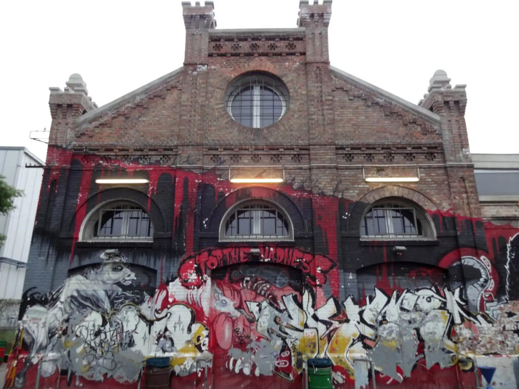 Kunstvolle Graffitis zieren immer wieder die Wände des Backsteinbaus. © Arena Wien Archiv