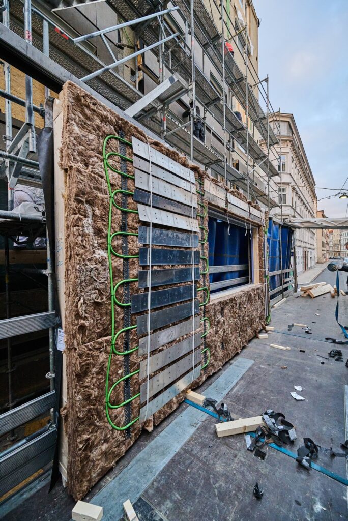 In den vorgefertigten Fassadenmodulen sind bereits bautechnische als auch gebäudetechnische Elemente enthalten. © Sozialbau AG