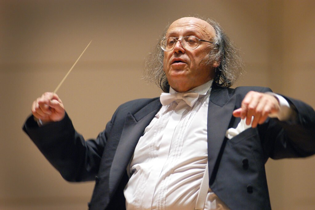 Maestro Arkady Beryn führt mit stilistischer Präzision und musikalische Tiefe durch den Abend. © BERIN IGLESIAS ART