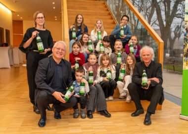 Spritzige Kunstwerke: Kinderzeichnungen zieren Waldquelle-Glasflaschen