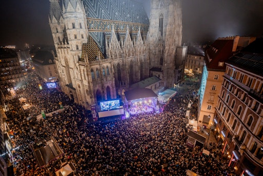 Jedes Jahr ein besonderes Erlebnis, wenn die Pummerin zu Mitternacht das neue Jahr einläutet: die Bphne am Stephansplatz. Die Bühne auf der Freyung beim beim Wiener Silvesterpfad. Countdown Clock. © Stadt Wien Marketing GmbH/Christian Kremser