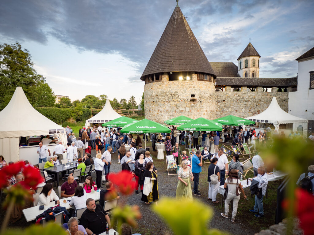 Vor der Vorstellung entspannt ein Glas WEin und den lauen Sommerabend genießen. © Andreas Hafenscher