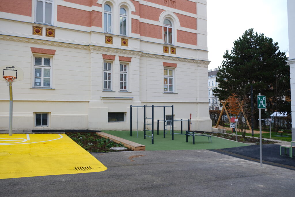 Der Außenbereich des neuen Ambulatoriums Penzing (Bild: Oskar Bischof).