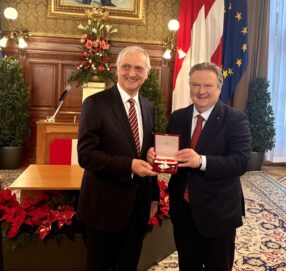 Große Ehre für Schweizerhaus-Legende Karl Kolarik im Rathaus