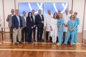 vlnr: Michael Lischent (Geschäftsführer der Projektentwicklungs- und Baumanagement GmbH.), Horst Cubert (Verwaltungsdirektor, Klinik Landstraße), Josef Newertal (Bereichsleiter Infrastrukturmanagement, Wiener Gesundheitsverbund), Elisabeth Schartl (Pflegedirektorin, Klinik Landstraße), Marco Dorn (Technischer Direktor, Klinik Landstraße), Michael Binder (Medizinischer Direktor, Wiener Gesundheitsverbund), Felix Kreimel (Ärztlicher Direktor, Klinik Landstraße), Melisande Messner-Kolp (Oberärztin in der Gynäkologie, Klinik Landstraße), Gerhard Sliutz (Vorstand der Gynäkologie, Klinik Landstraße), Petra Ruso (Stationsleitung Pflege, OP, Klinik Landstraße), Philipp Riss (Vorstand der Chirurgischen Abteilung, Klinik Landstraße), Peter Krafft (Vorstand der Anästhesie und Intensivmedizin, Klinik Landstraße), Silva Ivanova (Oberärztin der Anästhesie und Intensivmedizin, Klinik Landstraße), Manuela Lang (Fachbereichskoordination Pflege, OP, Klinik Landstraße) © Wr- Gesundheitsverbund-Bubu Dujmic