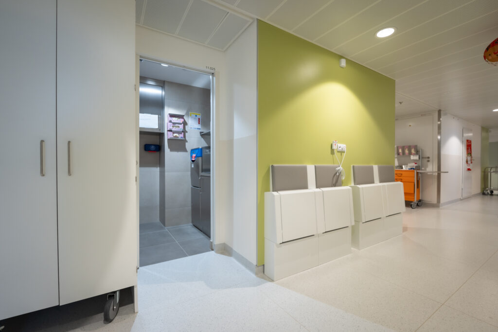 Helle Farben und eine topmoderne Ausstattung prägen das Gesamtbild der modernisierten Stationen. © David Bohmann/Wr. Gesundheitsverbund