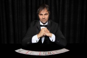 Lucca Lucian, Weltmeister der Mentalmagie, wird Besucher beim Magic Winter Festival in den Bann seiner Kunst ziehen. © Magic World Vienna