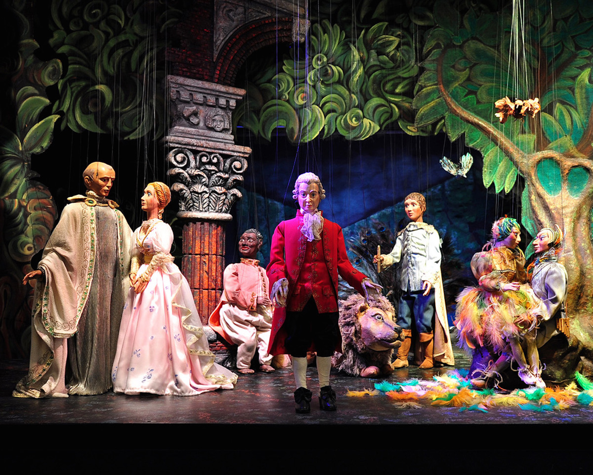 Rund um Weihnachten tanzen in Schönbrunn die Puppen