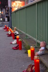 Kerzen und Schuhe standen symbolisch für Gewalt gegen. Frauen © SPÖ Hietzing