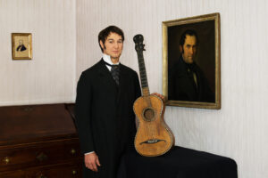 Die Wachsfigur von Franz Xaver Gruber mit der Gitarre von Joseph Mohr. © SalzburgerLand Tourismus/Hallein