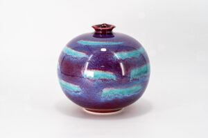 Vase, round purple, light blue 3.400 € (c) Irina Thalhammer
