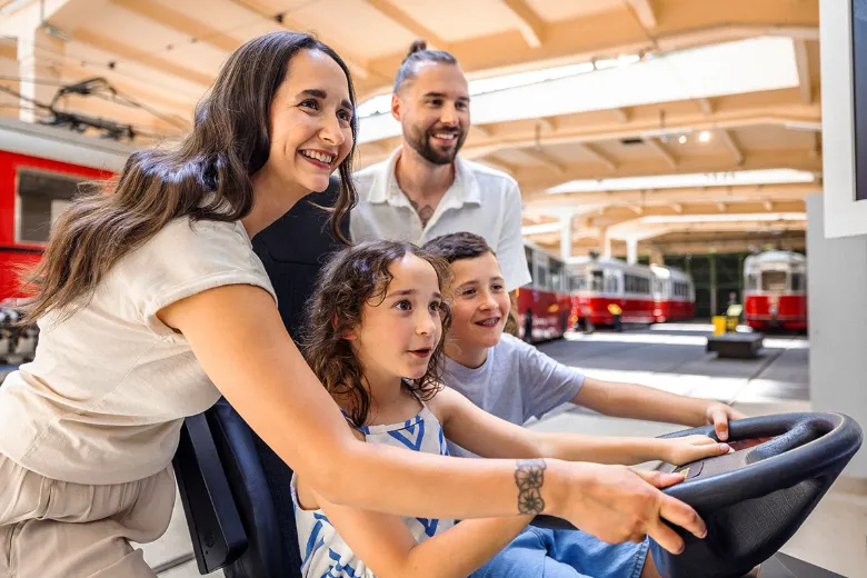 Mitmachstationen wie der Bus-Simulator bieten interaktive Erlebnisse. © Wiener Linien/Max Döringer