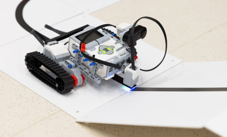 In spannenden Workshops kann man zum Beispiel einen eigenen Roboter bauen. © ISTA/Anna Stöcher