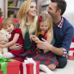 Weihnachten-Geschenke_Kinder_Familie-Freepik.com