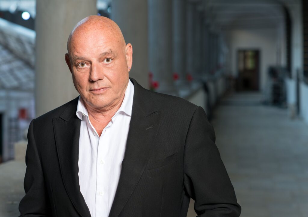 Kobersdorf-Hausherr Wolfgang Böck verspricht auch 2026 wieder Sommerabende voll bester Unterhaltung. © Vogus