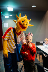 Natürlich ist auch Maskottchen Holli immer mit dabei. © WienXtra/Aleksandra Kawka
