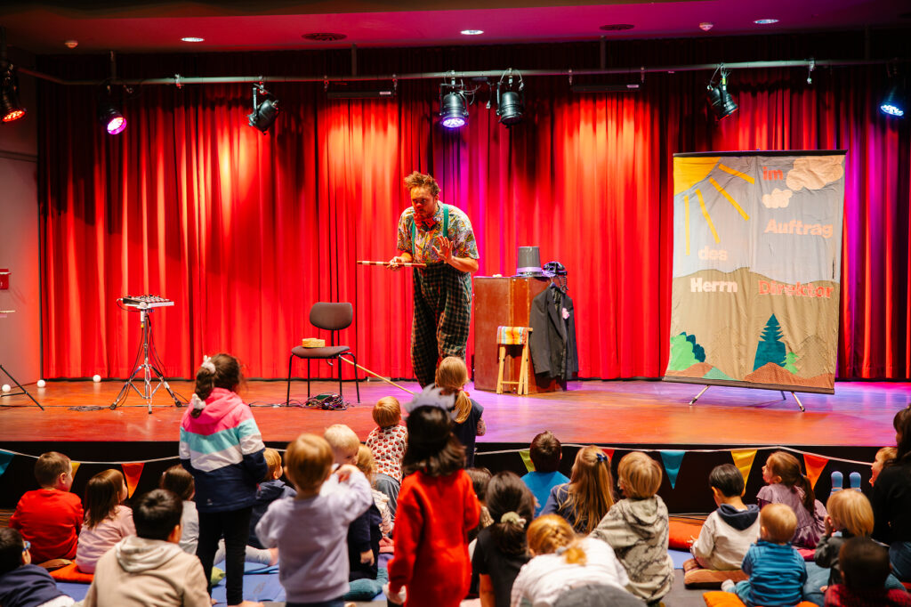 Ein buntes Bühnenprogramm mit Überraschungen sorgt zum Abschluss jedes Nachmittages für Begeisterung. © WienXtra/Aleksandra Kawka