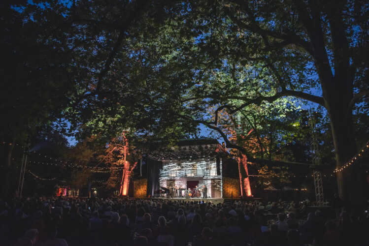 Bühne frei: Theater im Park bringt unser Wien zum Schmunzeln