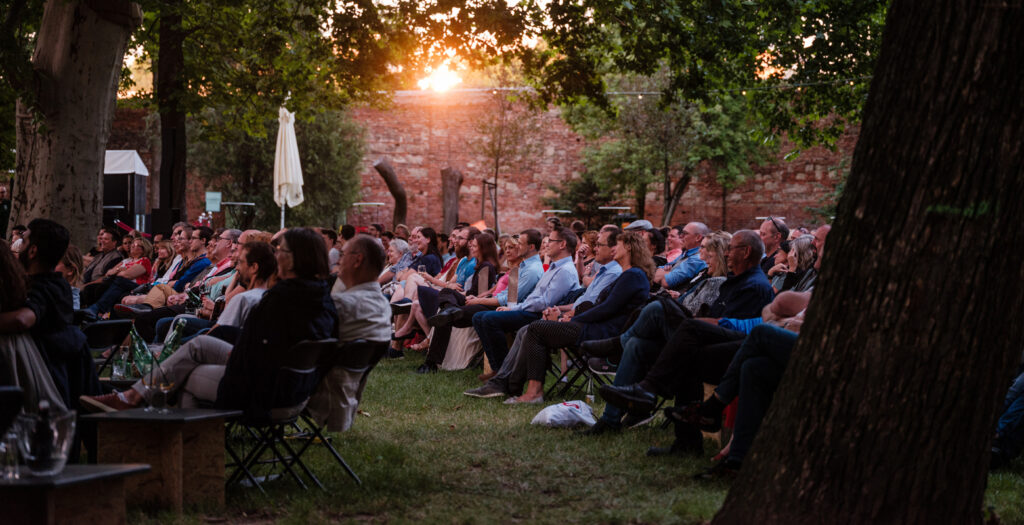 Das Wiener Publikum liebt die entspannte Atmosphäre unter grünen Platanen bei "Theater im Park". © Stefan Gergely