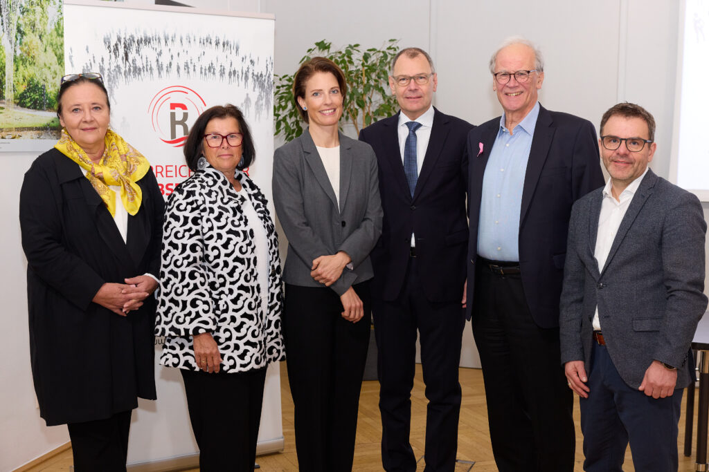 Präsentation des Österreichischen Krebsreports 2025: Doris Kiefhaber (Geschäftsführerin der Österreichischen Krebshilfe), Birgit Gerstorfer, MBA (Präsidentin Österr. Seniorenrat), Priv.-Doz. Dr. Kathrin Strasser-Weippl (Medizinische Leiterin der OeGHO), Univ.-Prof. Dr. Ewald Wöll (Präsident Österr. Gesellschaft für Hämatologie und Med. Onkologie (OeGHO), Univ.-Prof. Dr. Paul Sevelda (Präsident Österr. Krebshilfe), Walter Voitl-Bliem, MBA (Österreichische Gesellschaft für Hämatologie & Onkologie). © OeGHO/APA-Fotoservice/Ludwig Schedl