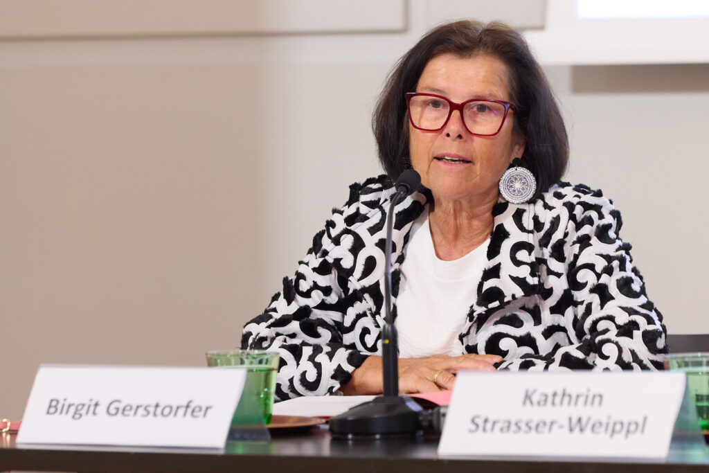 Seiorenrats- und PVÖ-Präsidentin Birgit Gerstorfer spricht sich für eine besere Versorgung und Aufklärung älterer Krebspatienten aus. Präsentation des Österreichischen Krebsreports. Präsentation des Österreichischen Krebsreports 2025: Doris Kiefhaber (Geschäftsführerin der Österreichischen Krebshilfe), Birgit Gerstorfer, MBA (Präsidentin Österr. Seniorenrat), Priv.-Doz. Dr. Kathrin Strasser-Weippl (Medizinische Leiterin der OeGHO), Univ.-Prof. Dr. Ewald Wöll (Präsident Österr. Gesellschaft für Hämatologie und Med. Onkologie (OeGHO), Univ.-Prof. Dr. Paul Sevelda (Präsident Österr. Krebshilfe), Walter Voitl-Bliem, MBA (Österreichische Gesellschaft für Hämatologie & Onkologie). © OeGHO/APA-Fotoservice/Ludwig Schedl