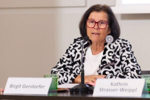 Seiorenrats- und PVÖ-Präsidentin Birgit Gerstorfer spricht sich für eine besere Versorgung und Aufklärung älterer Krebspatienten aus. Präsentation des Österreichischen Krebsreports. Präsentation des Österreichischen Krebsreports 2025: Doris Kiefhaber (Geschäftsführerin der Österreichischen Krebshilfe), Birgit Gerstorfer, MBA (Präsidentin Österr. Seniorenrat), Priv.-Doz. Dr. Kathrin Strasser-Weippl (Medizinische Leiterin der OeGHO), Univ.-Prof. Dr. Ewald Wöll (Präsident Österr. Gesellschaft für Hämatologie und Med. Onkologie (OeGHO), Univ.-Prof. Dr. Paul Sevelda (Präsident Österr. Krebshilfe), Walter Voitl-Bliem, MBA (Österreichische Gesellschaft für Hämatologie & Onkologie). © OeGHO/APA-Fotoservice/Ludwig Schedl