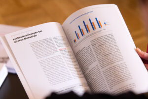 Präsentation des Österreichischen Krebsreports. Präsentation des Österreichischen Krebsreports 2025: Doris Kiefhaber (Geschäftsführerin der Österreichischen Krebshilfe), Birgit Gerstorfer, MBA (Präsidentin Österr. Seniorenrat), Priv.-Doz. Dr. Kathrin Strasser-Weippl (Medizinische Leiterin der OeGHO), Univ.-Prof. Dr. Ewald Wöll (Präsident Österr. Gesellschaft für Hämatologie und Med. Onkologie (OeGHO), Univ.-Prof. Dr. Paul Sevelda (Präsident Österr. Krebshilfe), Walter Voitl-Bliem, MBA (Österreichische Gesellschaft für Hämatologie & Onkologie). © OeGHO/APA-Fotoservice/Ludwig Schedl