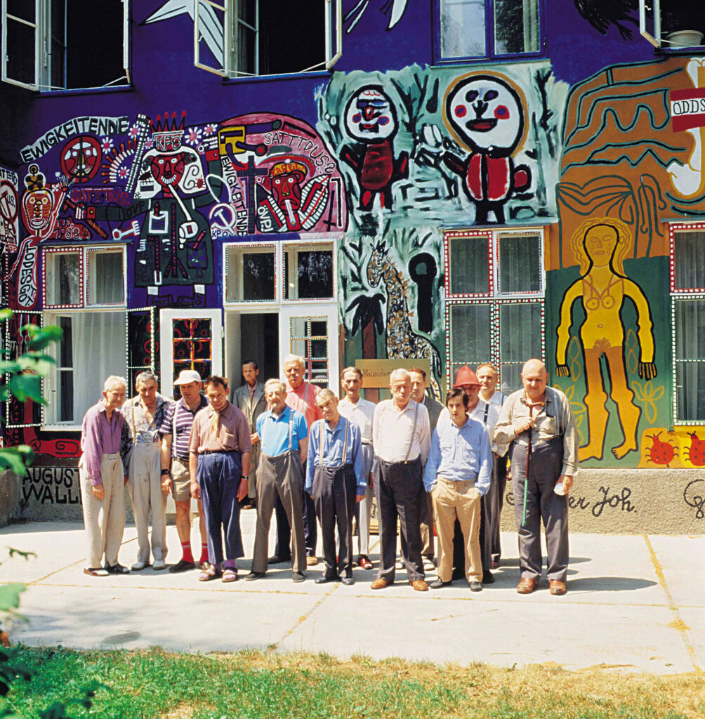 Die Gugginger Künster vor dem Haus der Künstler im Jahr 1986. © Johann Feilacher