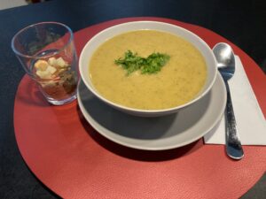 Die Cremesuppen, serviert mit Croutons sind ein Gedicht © Berger
