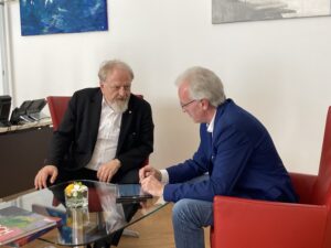 Gerhard Schmid im Gespräch mit WBB-Redakteur Ernst Berger (r.) @ Berger