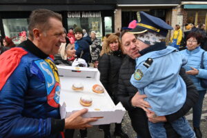 Bezirks-Chef Thomas Steinhart überreicht auch persönlich den einen oder anderen flaumigen Gratis-Fachingskrapfen. © SPÖ Simmering/Manfred Sebek