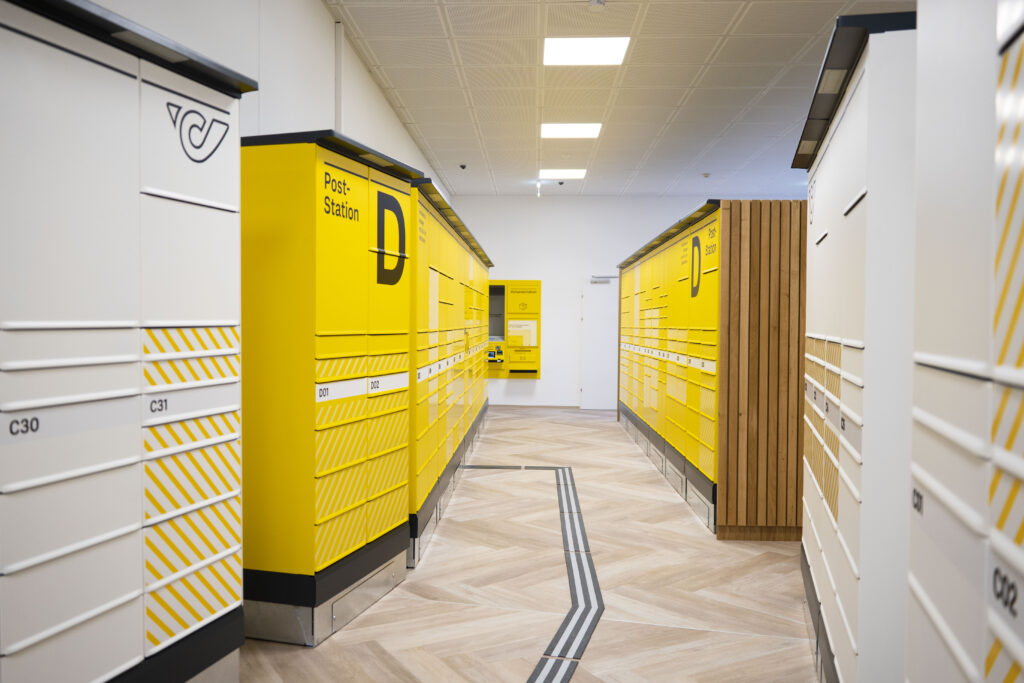 Mit mehr als 1.100 Abholfächern zählt die neue SB-Filiale zu den größten Standorten Österreichs. Sie ist geräumig ausgeführt, hell und enthält Verkleidungselemente aus Holz. © Österreichische Post AG