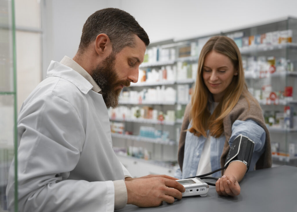 Eine kostenlose Blutdruckmessung ist in dem, Screening inkludiert. © Freepik.com