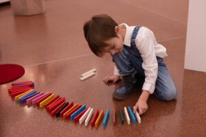 Rekordjagd im Museum: Familien bauen längste Bioblo-Linie