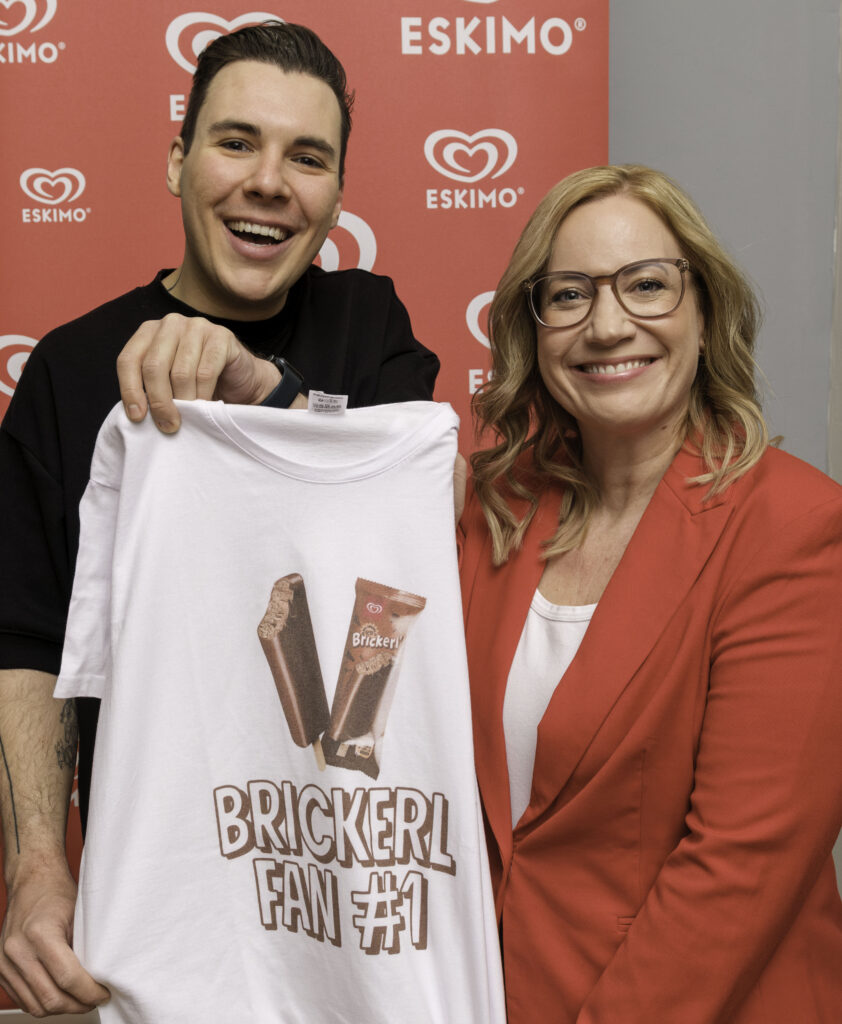 Als Dank für sein großes Engagement bekam Theo Kämmerer als einer der Petitions-Initiatoren von Andrea Huber-Schallmeiner, Geschftsfhrerin The Magnum Ice Cream Company (TMICC) Austria den Titel 'Brickerl Fan #1' in Form eines Shirts verliehen. © Eskimo/Harald Schweidler