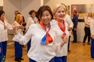 Am Nachmittag lud ein buntes Tanzprogramm zum Mitmachen ein.