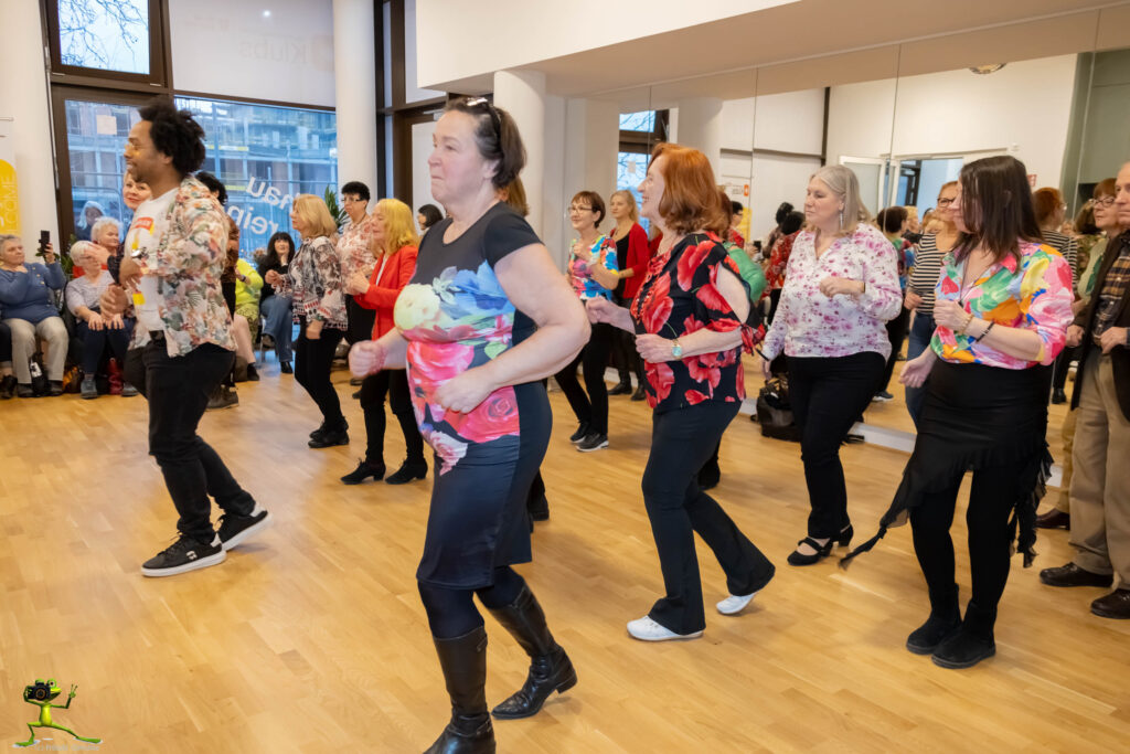 Am Nachmittag lud ein buntes Tanzprogramm zum Mitmachen ein.