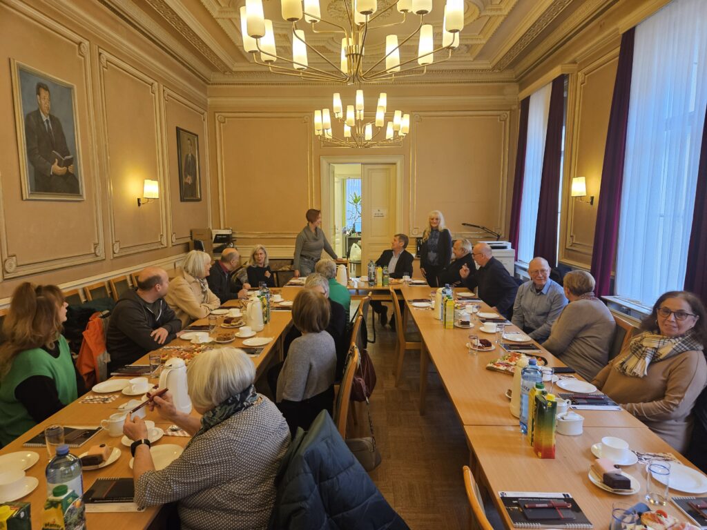 Bezirksvorsteher Hohenberger bedankte sich bei den Freiwilligen des Patientenhilfsteam der Klinik Landstraße mit einer Einladung zur Jause und zum Austausch. © BV 3