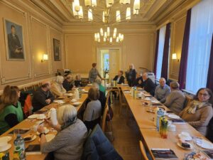 Bezirksvorsteher Hohenberger bedankte sich bei den Freiwilligen des Patientenhilfsteam der Klinik Landstraße mit einer Einladung zur Jause und zum Austausch. © BV 3