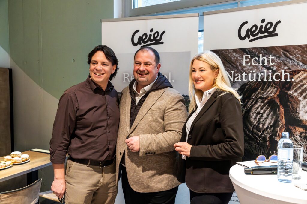 Bezirksvorsteher Alexander Nikolai mit Erika und Gerald Geier 