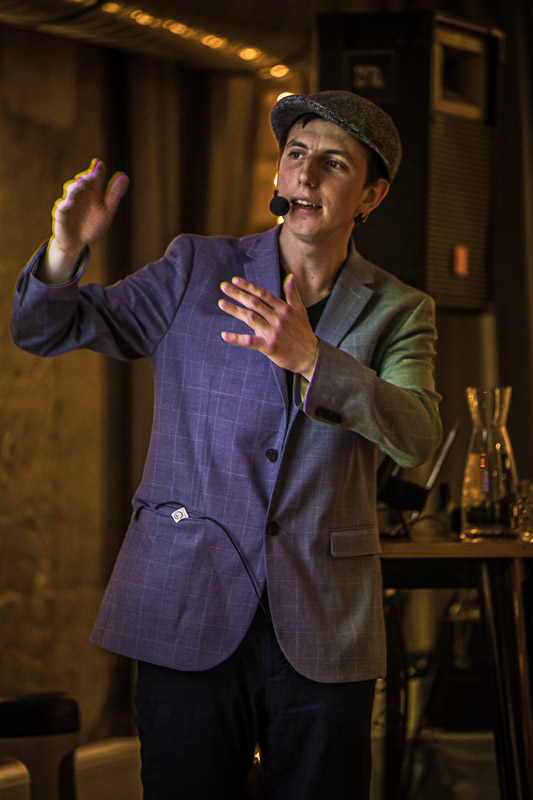 Auch der Wiener Schmäh darf bei Lukas Arnold nicht fehlen (Bild: Werner Nowak).