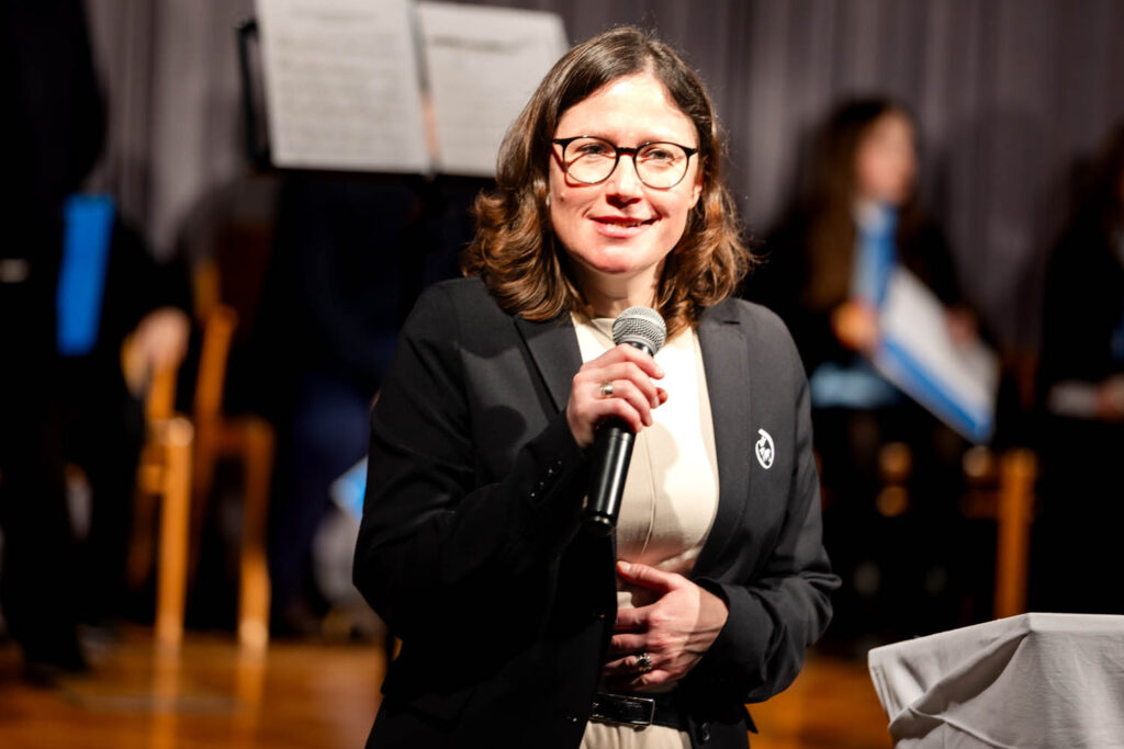 Die neue Schulleiterin Sonja Siegl führte charmant durch das Programm. © Erzdiözese Wien/Schönlaub