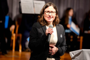 Die neue Schulleiterin Sonja Siegl führte charmant durch das Programm. © Erzdiözese Wien/Schönlaub