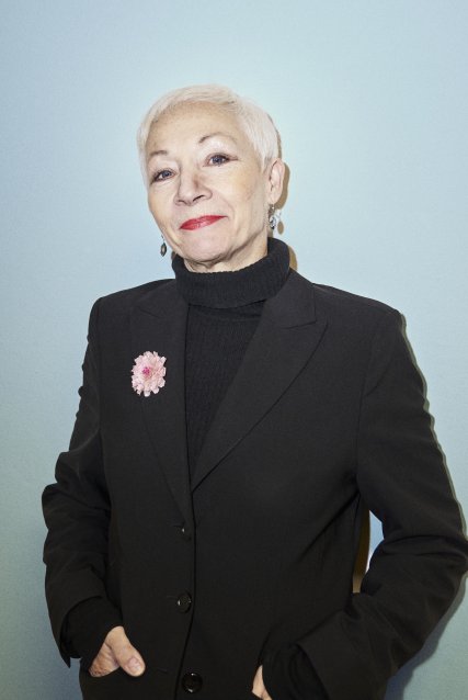 Die Krönung: Nestroy-Preisträgerin Sona MacDonald kommentiert den Opernball-Irrsinn mit Wortwitz und augenzwinkernden Songs. © Burgtheater/Tommy Hetzel 