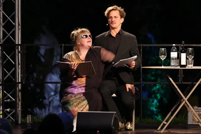 Die Burgtheater-Schauspieler Stefanie Reinsperger und Sebastian Wendelin geben eine fulminante Performance. © Rabenhof