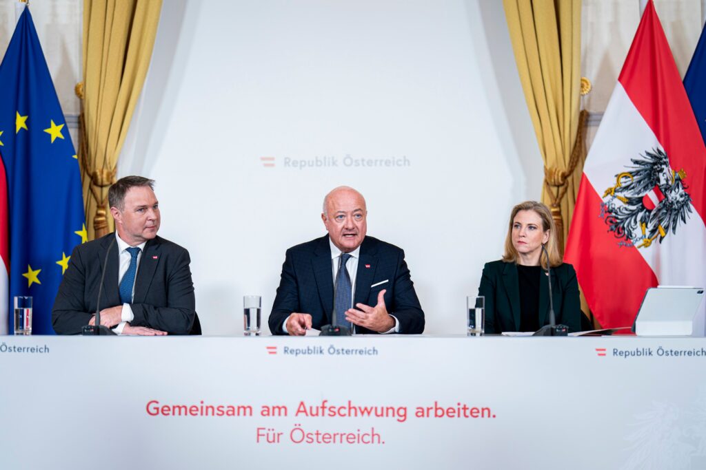 Am 14. Jänner 2026 verkündeten Bundeskanzler Christian Stocker (M.), Vizekanzler Andreas Babler (l.) und Bundesministerin Beate Meinl-Reisinger (r.) den Beschluss zur Mehrwehrt-Senkung nach dem Ministerrat teil. © BKA/Florian Schrötter